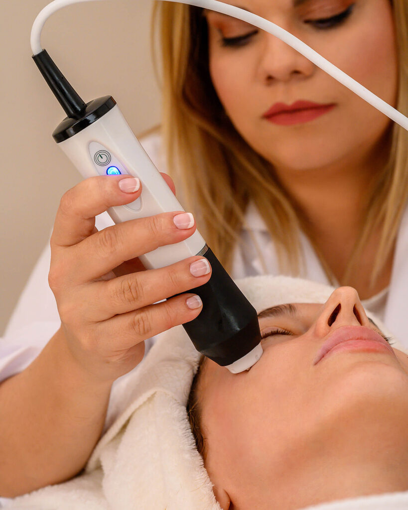 Εφαρμογή της θεραπείας OxyLux 4-in-1 Super Facial για λάμψη και σύσφιξη στο κέντρο αισθητικής Skin Lux στο Περιστέρι.