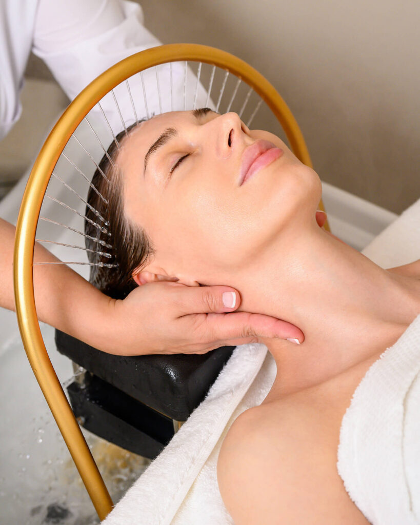 Γυναίκα απολαμβάνει Thai Head Spa για βαθιά χαλάρωση και ανακούφιση από πονοκεφάλους στο κέντρο αισθητικής Skin Lux στο Περιστέρι.