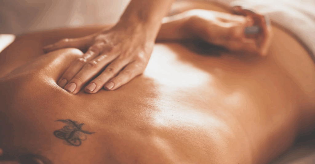 Θεραπευτικό deep tissue massage για ανακούφιση από χρόνιους πόνους στην πλάτη και τον αυχένα, στο Skin Lux στο Περιστέρι.